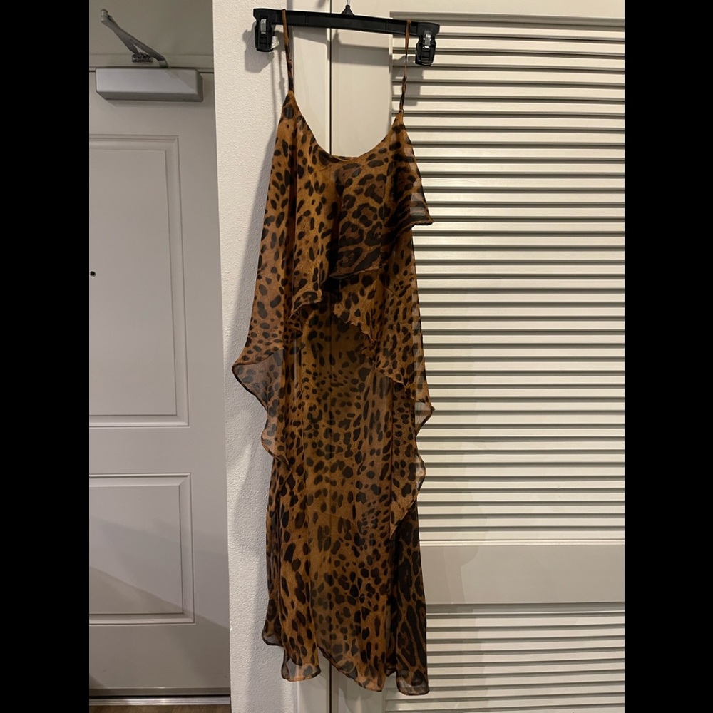 Unif: high low leopard top